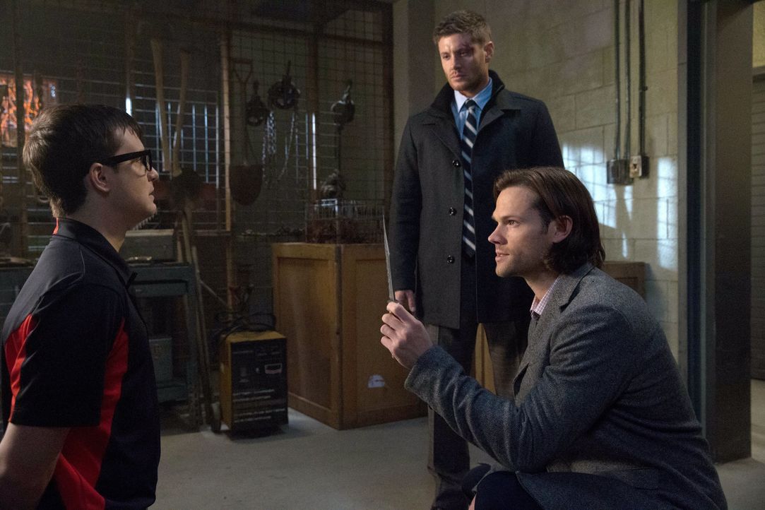 Dean (Jensen Ackles, M.) und Sam (Jared Padalecki, r.) sind geschockt, als sie merken, dass der Bunker von einer übernatürlichen Kraft heimgesucht w... - Bildquelle: 2013 Warner Brothers