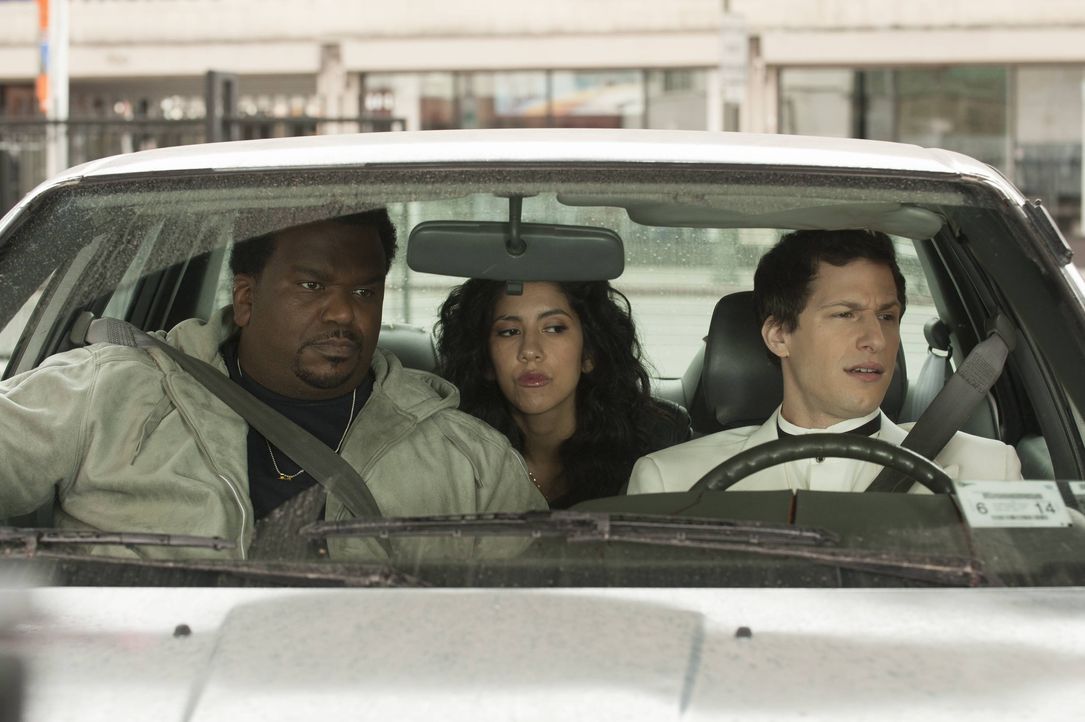 (v.l.n.r.) Doug Judy (Craig Robinson); Rosa Diaz (Stephanie Beatriz); Jake Peralta (Andy Samberg) - Bildquelle: Colleen Hayes 2013 NBC Studios LLC. All Rights Reserved. / Colleen Hayes