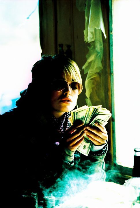 Waffen und Geld ziehen Domino (Keira Knightley) magisch an ... - Bildquelle: Constantin Film