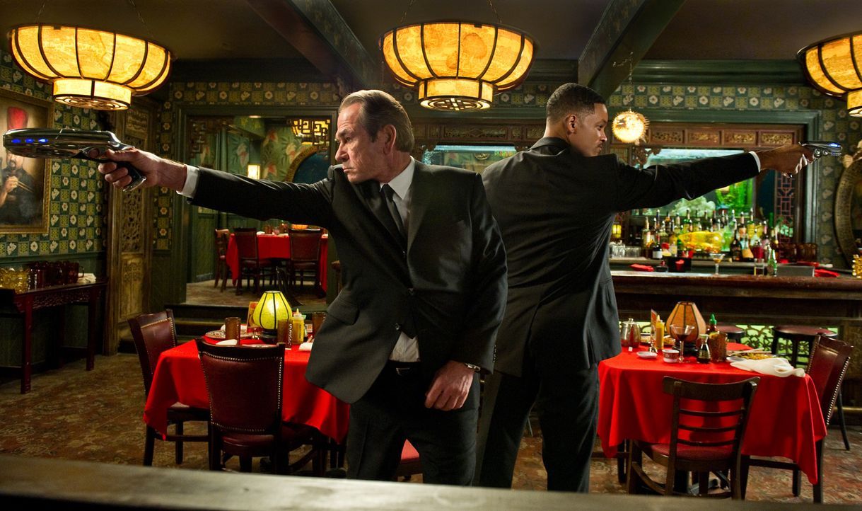 Agenten J (Will Smith, r.) und K (Tommy Lee Jones, l.) melden sich zurück - und zwar gerade noch rechtzeitig, um die gesamte Menschheit retten zu kö... - Bildquelle: Wilson Webb 2012 Columbia Pictures Industries, Inc.  All rights reserved.