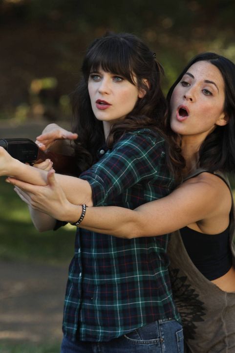 Was haben Jess (Zooey Deschanel, l.) und Angie (Olivia Munn, r.) nur vor? - Bildquelle: 2012 Twentieth Century Fox Film Corporation. All rights reserved.