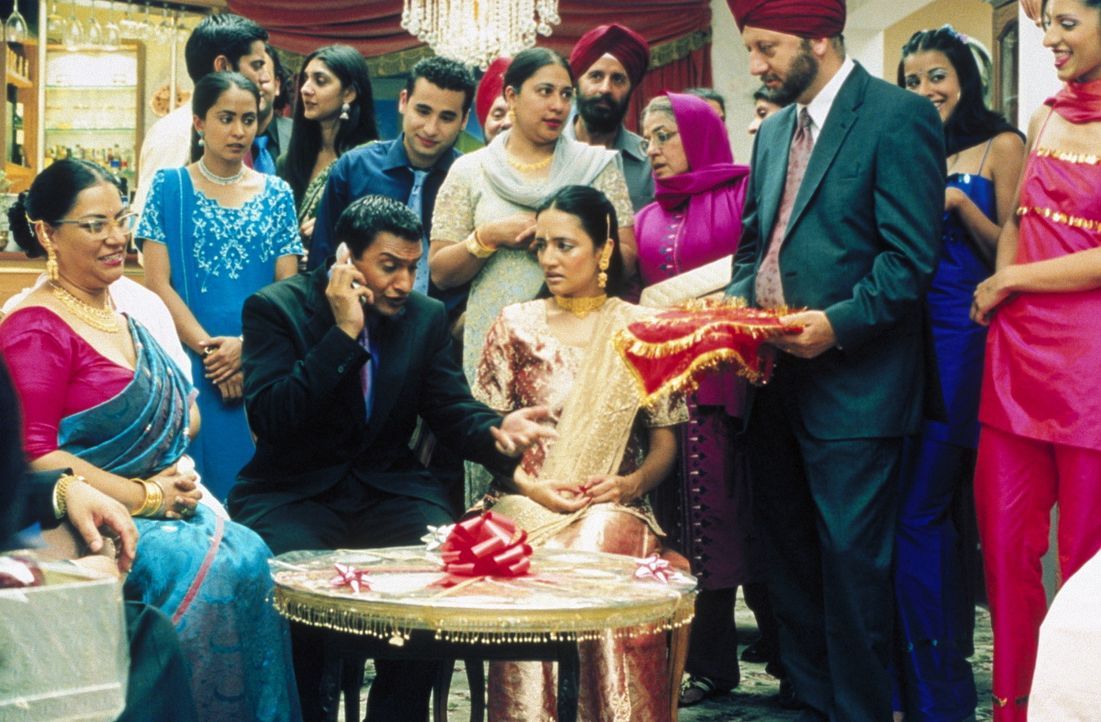 Die Familie und ihre traditionellen Werte bestimmen das Leben der fußballbegeisterten und überaus begabten 17-jährige Jess (Parminder Nagra, 2.v.... - Bildquelle: Twentieth Century Fox Film Corp.