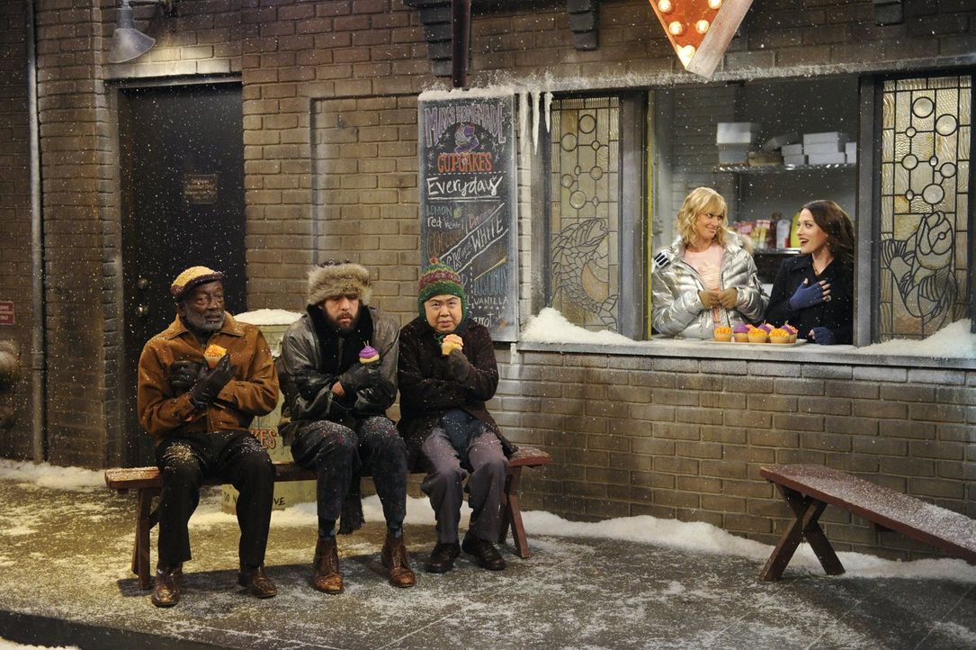 Stärkung muss sein: Earl (Garrett Morris, l.), Oleg (Jonathan Kite, 2.v.l.), Han (Matthew Moy, M.), Caroline (Beth Behrs, 2.v.r.) und Max (Kat Denni... - Bildquelle: Warner Bros. Television