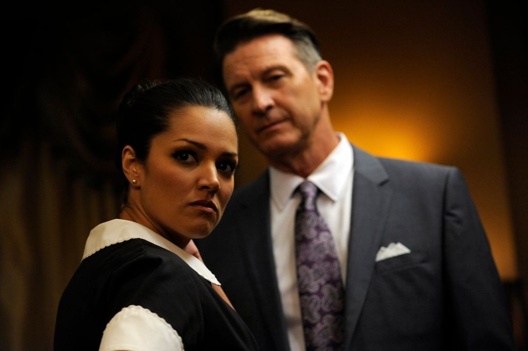 Wird eine DVD mit Michael (Brett Cullen, r.) und Flora (Paula Garcés, l.), die Rosie gefunden hat, Aufschluss über Floras Tod geben? - Bildquelle: ABC Studios