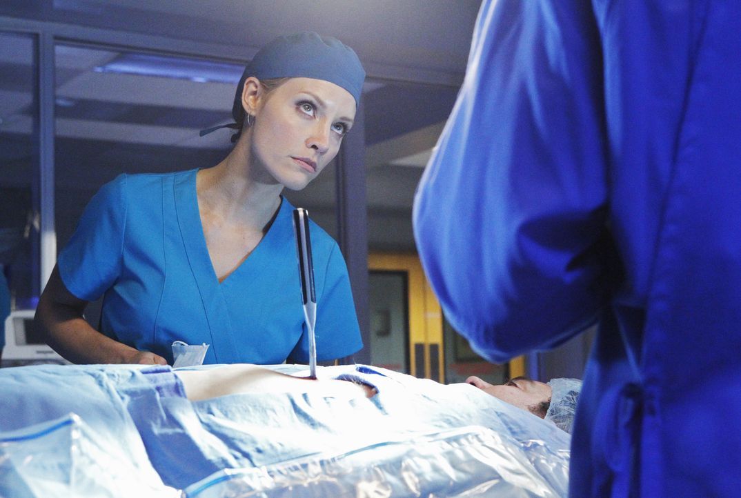 Eines Tages wird Lee McHenry (Nicholas Brendon, liegend), Charlottes Vergewaltiger, mit einem Messer in der Brust ins Krankenhaus eingeliefert. Char... - Bildquelle: ABC Studios