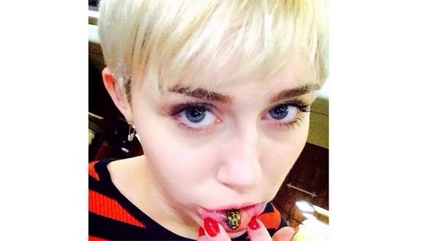 Miley-Cyrus-Lippen-Tattoo-instagram-com-mileycyrus - Bildquelle: http://instagram.com/mileycyrus