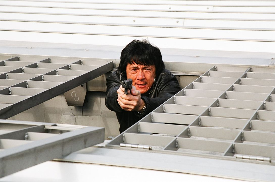 Als Wings (Jackie Chan) gesamte Einheit bei einem Hinterhalt von einer Jugendbande getötet wird, traut er seinen eignen Fähigkeiten nicht mehr. Der... - Bildquelle: E.M.S.