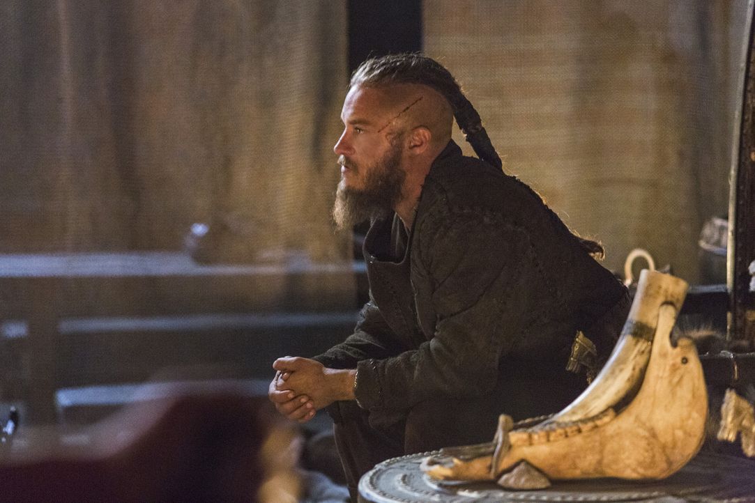 Ist zwischen Lagertha und der schönen Aslaug hin- und hergerissen: Ragnar (Travis Fimmel) ... - Bildquelle: 2014 TM TELEVISION PRODUCTIONS LIMITED/T5 VIKINGS PRODUCTIONS INC. ALL RIGHTS RESERVED.