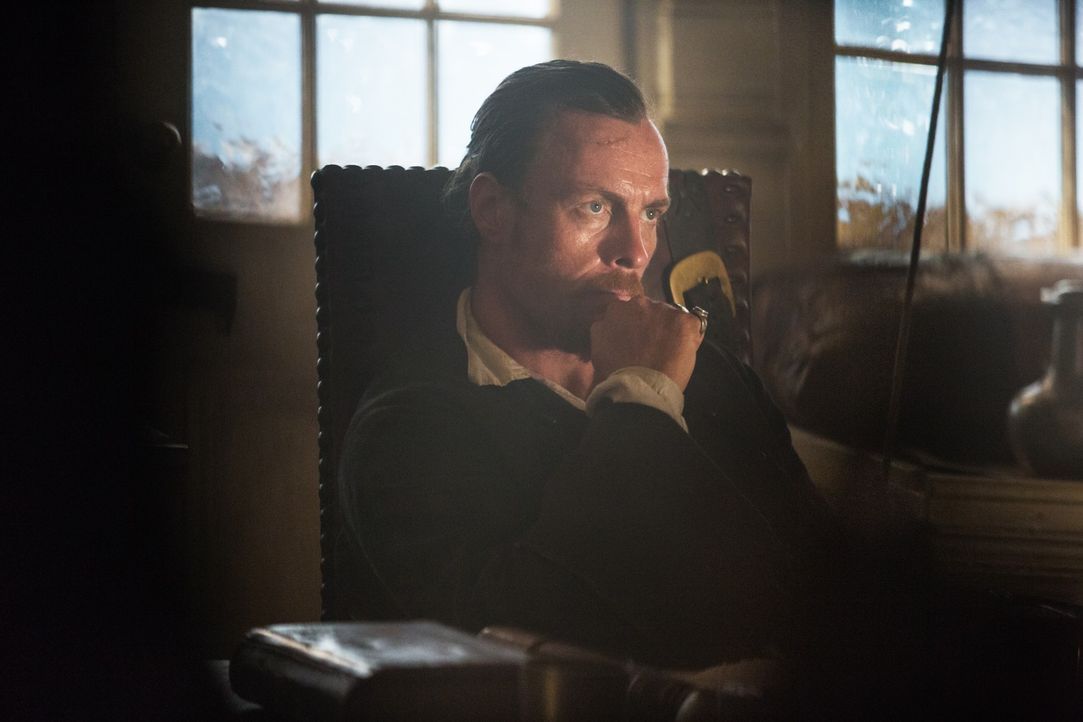 Wird Captain Flint (Toby Stephens) auf dem Handelsschiff wichtige Informationen über einen spanischen Schatz finden? - Bildquelle: 2013 Starz Entertainment LLC, All rights reserved