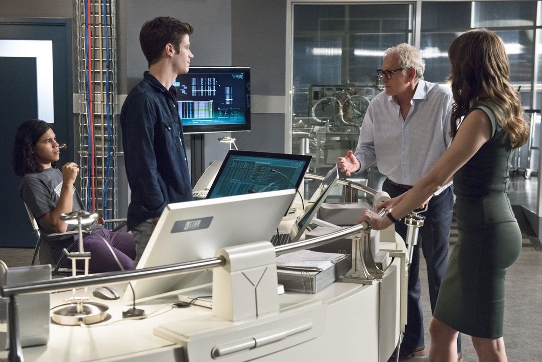 Den perfekten Firestorm-Partner für Dr. Stein (Victor Garber, 2.v.r.) zu finden, stellt sich für Cisco (Carlos Valdes, l.), Barry (Grant Gustin, 2.v... - Bildquelle: 2015 Warner Brothers.