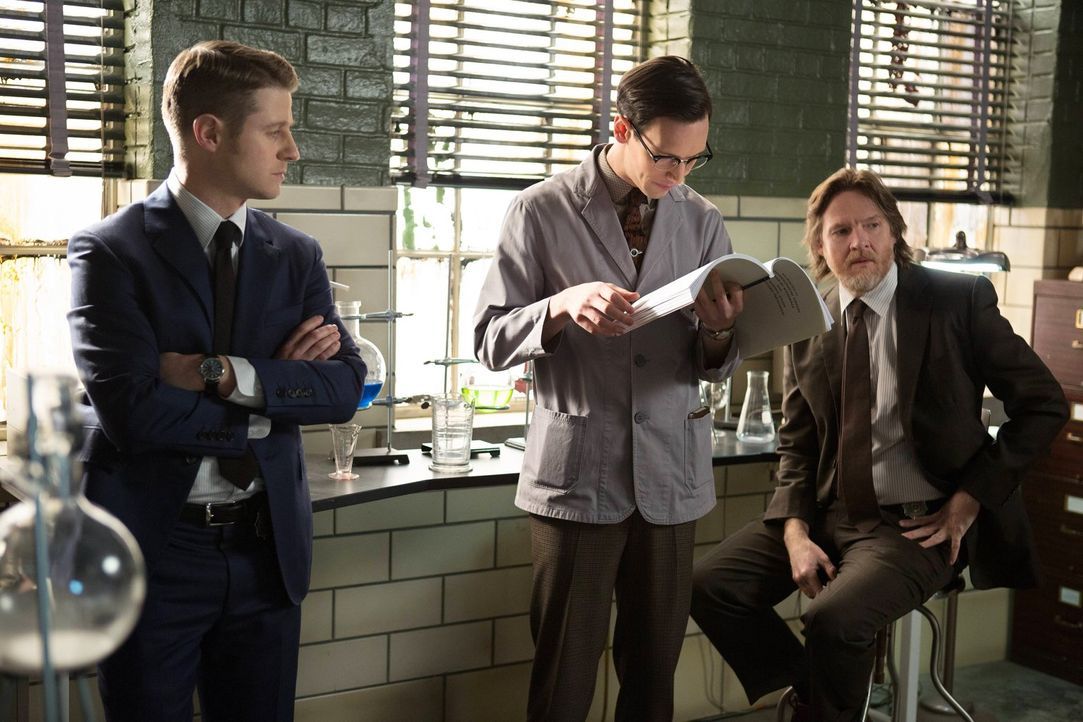 Versuchen, gemeinsam einen Fall zu lösen: Gordon (Ben McKenzie, l.) und Bullock (Donal Logue, r.) und Edward Nygma (Cory Michael Smith, M.) ... - Bildquelle: Warner Bros. Entertainment, Inc.