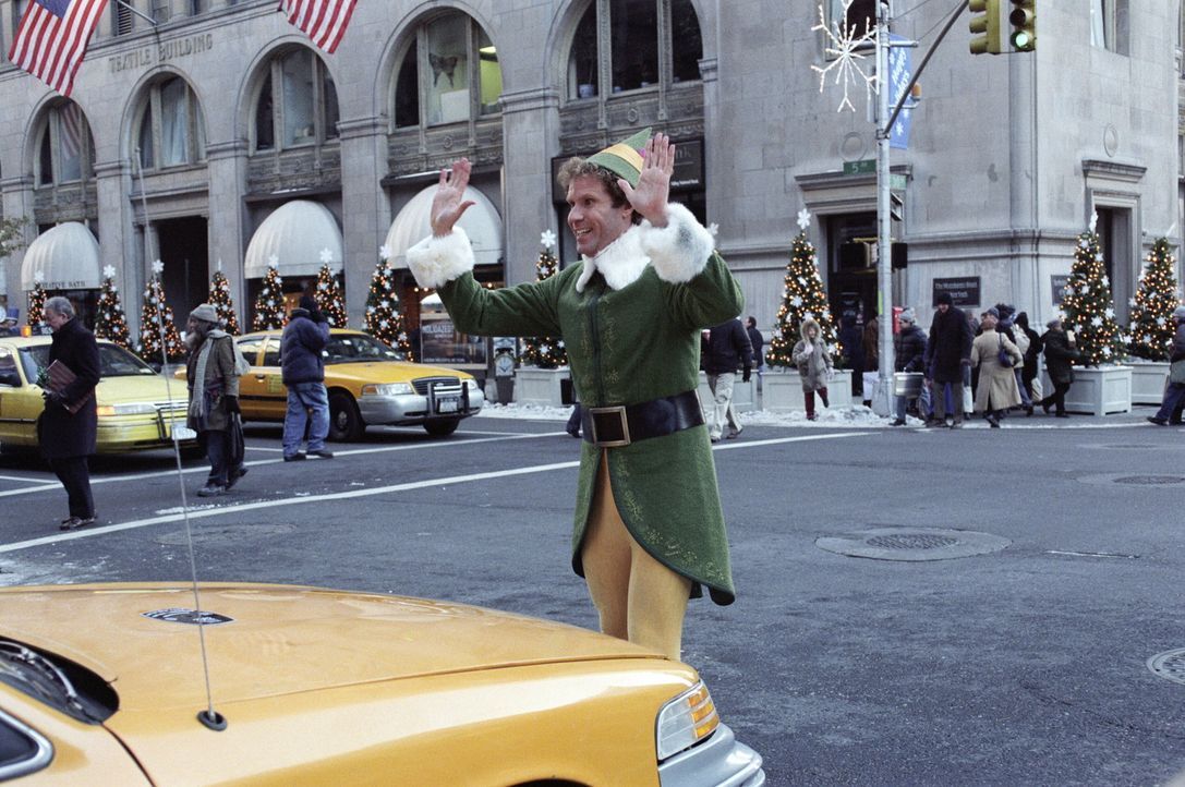 Buddy (Will Ferrell) macht sich auf den Weg nach New York, um seinen Vater zu suchen. Dort findet er dann nicht nur seine ganze Familie, sondern auc... - Bildquelle: Warner Bros. Television