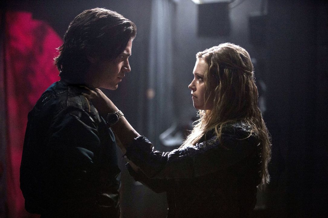 Clarke (Eliza Taylor, r.) gibt keinen ihrer Freunde auf, auch Finn (Thomas McDonell, l.) nicht ... - Bildquelle: 2014 Warner Brothers