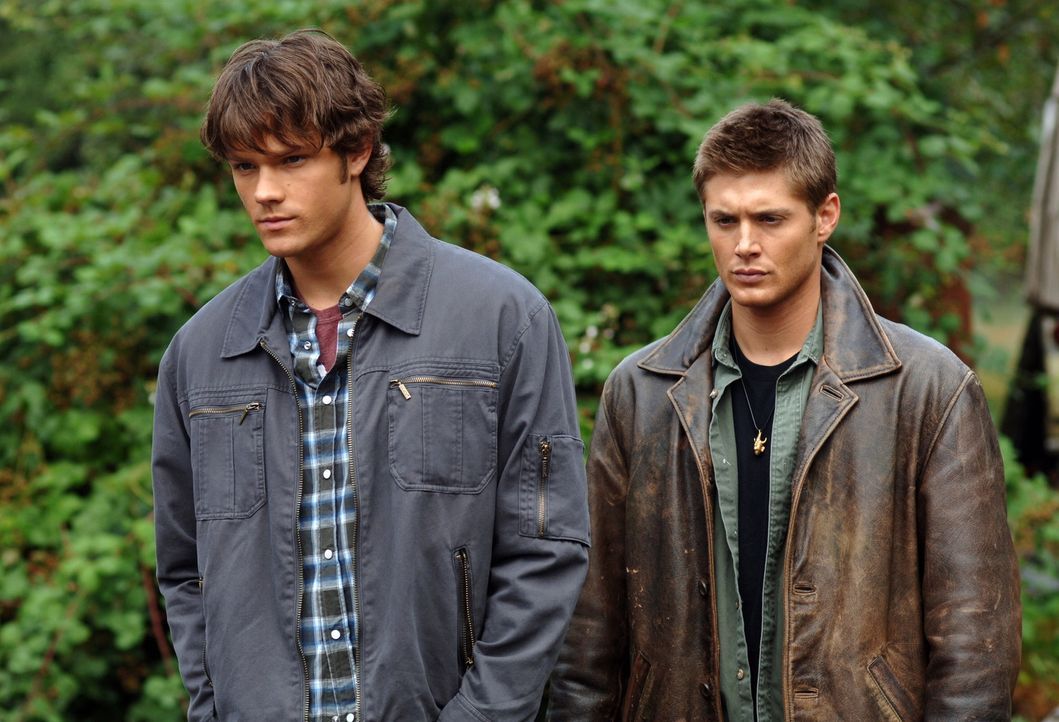 Sam (Jared Padalecki, l.) und Dean (Jensen Ackles, r.) gehen dem Verschwinden eines jungen Mädchens nach und stoßen auf weitere, in diesem See ert... - Bildquelle: Warner Bros. Television
