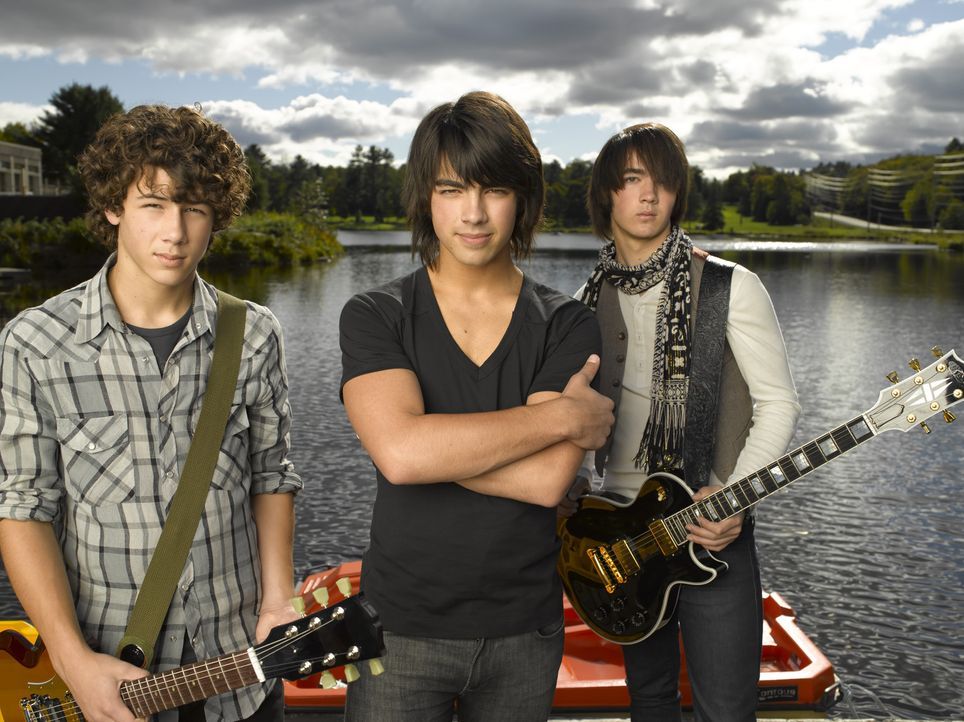 Um wieder etwas Bodenhaftung zu erhalten, sollen die "Jonas Brothers" (v.l.n.r.) Nate (Nick Jonas), Shane Gray (Joe Jonas) und Jason (Kevin Jonas) a... - Bildquelle: 2007 DISNEY CHANNEL. All rights reserved.