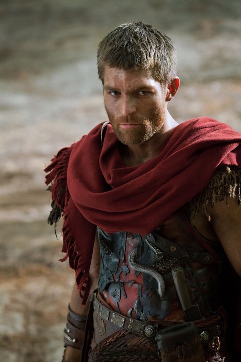 Versucht verzweifelt vor Crassus' Legionen über die Apenninen zu fliehen: Spartacus (Liam McIntyre) ... - Bildquelle: 2012 Starz Entertainment, LLC. All rights reserved.