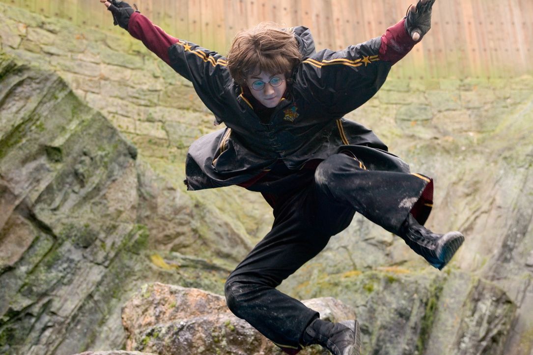 Eigentlich ist Harry (Daniel Radcliffe) drei Jahre zu jung, um an dem strapaziösen trimagischen Turnier teilzunehmen. Doch die Entscheidung des Kelc... - Bildquelle: 2005 Warner Bros. Ent. Harry Potter Publishing Rights. J.K.R.