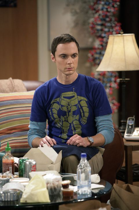 Sheldon (Jim Parsons), Raj und Howard hören eine Grille zirpen. Sheldon wettet mit Howard, dass er aus der Häufigkeit der Zirplaute der Grille auf... - Bildquelle: Warner Bros. Television