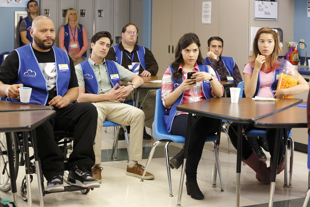 Das Team (Colton Dunn, Ben Feldman, America Ferrera, Nicole Bloom) muss sich wieder neue Regeln von der stellvertretenden Filialleitung Dina anhören. - Bildquelle: 2015 Universal Television LLC. ALL RIGHTS RESERVED. / Trae Patton