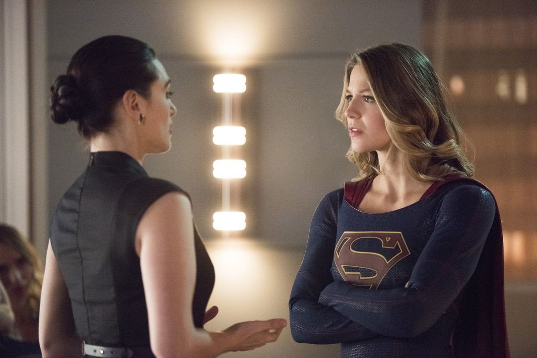 Lena (Katie McGrath, l.) hat eine riskante Idee, wie Kara (Melissa Benoist, r.) ihren Artikel bei Snapper Carr durchbekommen könnte, um Cadmus zu st... - Bildquelle: 2016 Warner Brothers