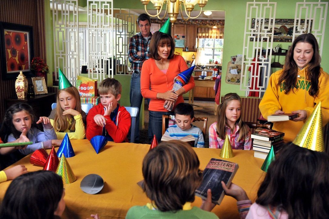 Brick (Atticus Shaffer, vorne M.) beschließt, spontan seine ganze Schulklasse zu seiner Geburtstagsparty einzuladen. Das stellt Mike (Neil Flynn, hi... - Bildquelle: Warner Brothers