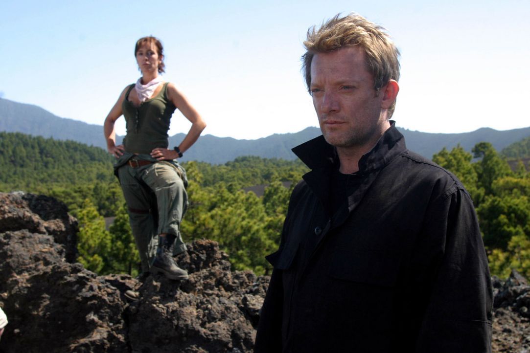 Helen (Juliet Aubrey, l.) warnt Cutter (Douglas Henshall, r.) vor einem Wesen, das über ungeahnte Fähigkeiten verfügt ... - Bildquelle: ITV Plc