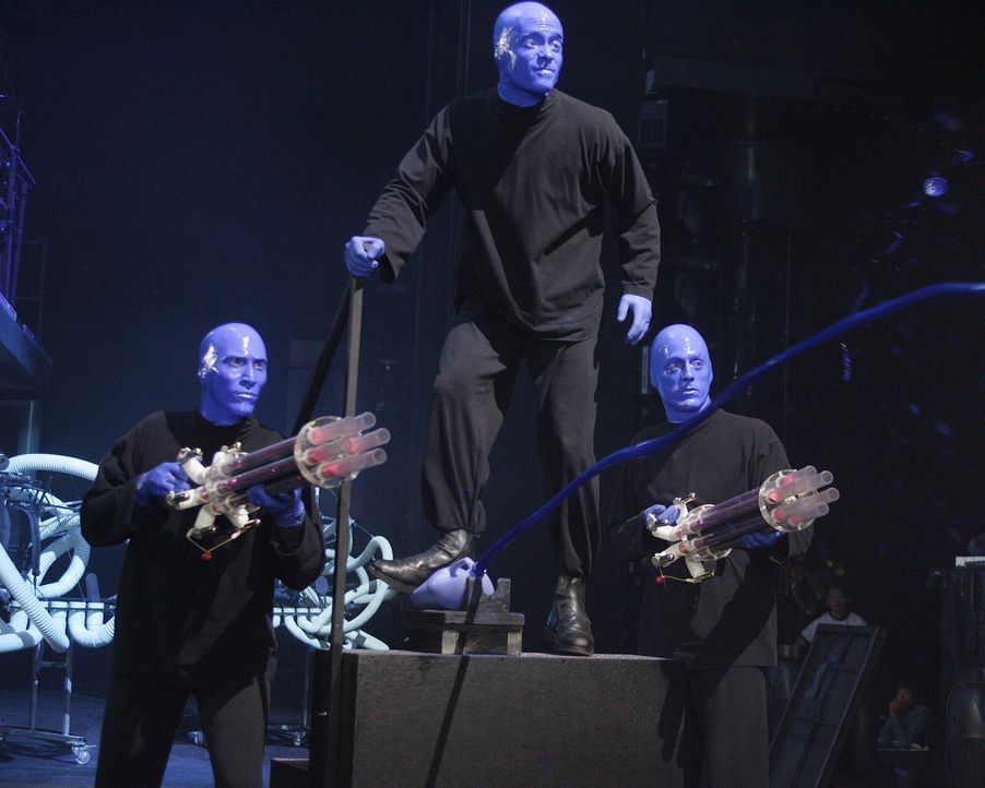 Die Blue Man Group ist überrascht, als plötzlich J.D. bei ihnen auf der Bühne steht ... - Bildquelle: Touchstone Television