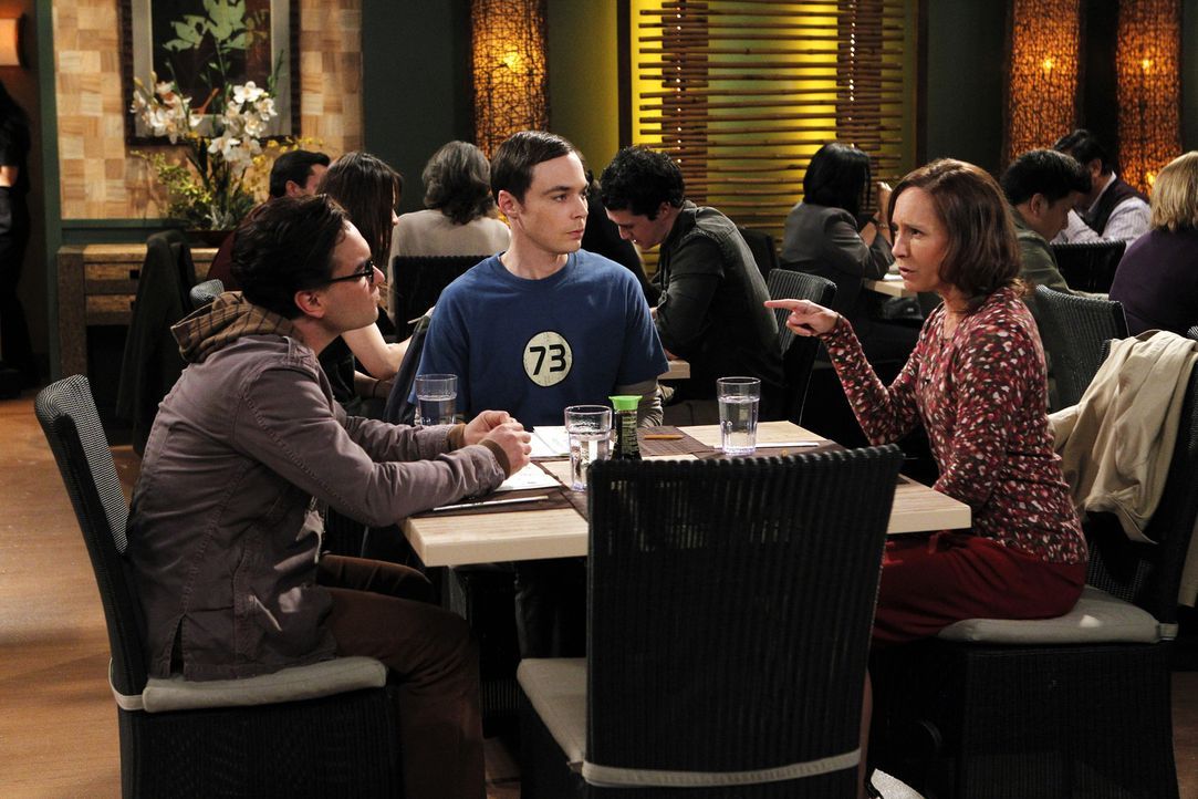 Ein ganz besonderer Abend: Sheldon (Jim Parsons, M.),  Mary (Laurie Metcalf, r.) und Leonard (Johnny Galecki, l.) ... - Bildquelle: Warner Bros. Television