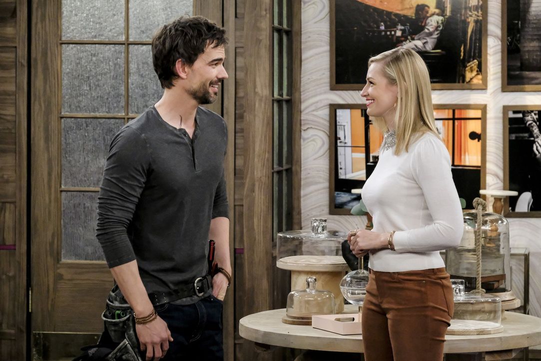 Caroline (Beth Behrs, r.) ist sofort hin und weg, als sie die Umbauten in der Dessert Bar und den Bauleiter Bobby (Christopher Gorham, l.) sieht ... - Bildquelle: Warner Bros. Television