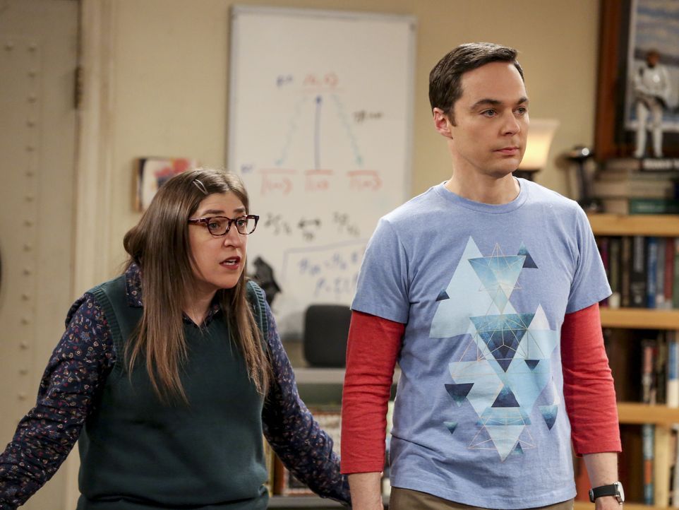 Amy Farrah Fowler (Mayim Bialik, l.); Sheldon Cooper (Jim Parsons, r.) - Bildquelle: Michael Yarish 2019 WBEI. All rights reserved. / Michael Yarish