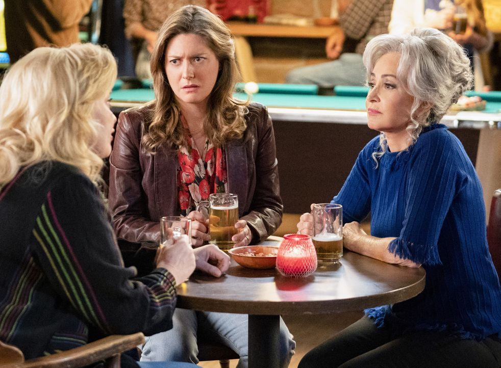 (v.l.n.r.) Brenda Sparks (Melissa Peterman); Mary Cooper (Zoe Perry); Connie "Meemaw" Tucker (Annie Potts) - Bildquelle: 2020 Warner Bros. Entertainment Inc. All Rights Reserved.