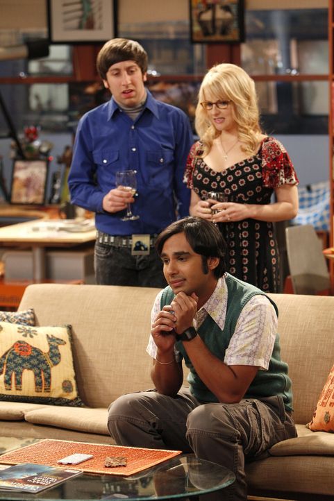 Bernadette (Melissa Rauch, hinten r.) und Howard (Simon Helberg, hinten l.) machen sich Sorgen um Raj (Kunal Nayyar, vorne) - der dem Bann einer Fra... - Bildquelle: Warner Bros. Television