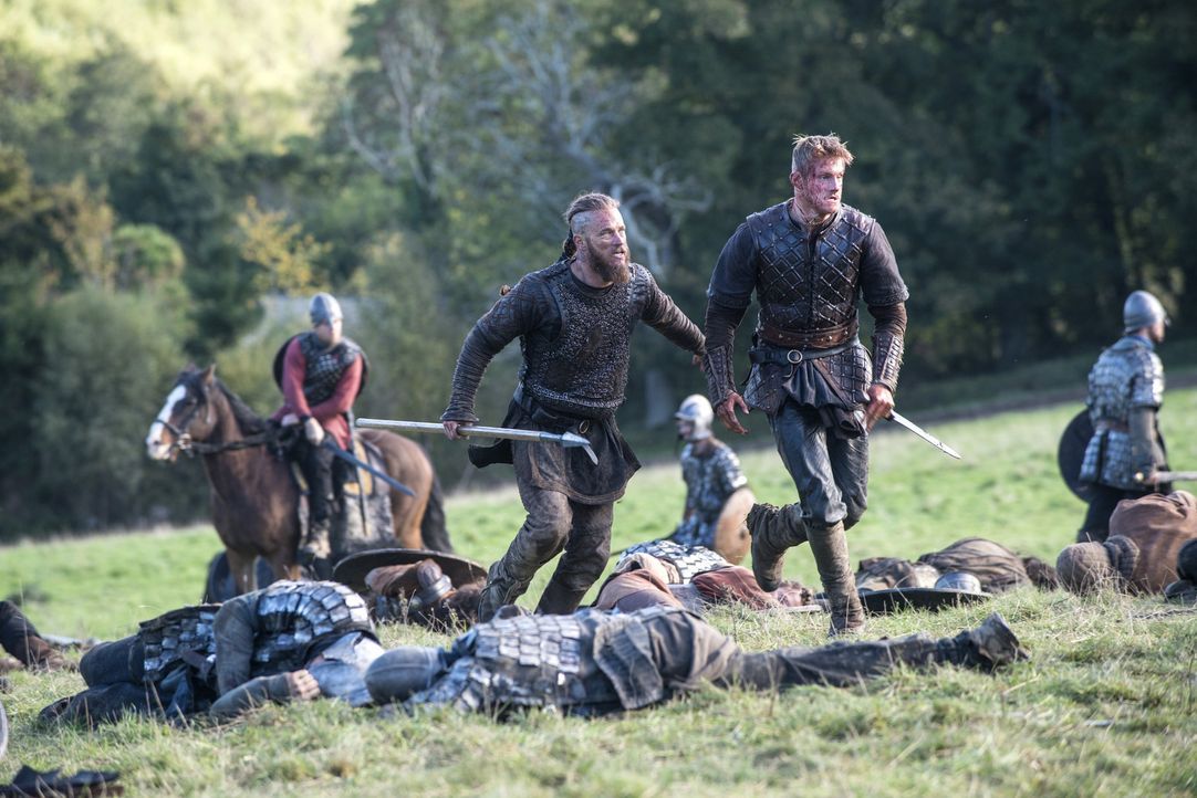 Müssen erkennen, dass sie die Schlacht gegen König Ecbert verloren haben: Ragnar (Travis Fimmel, l.) und Bjorn (Alexander Ludwig, r.) ... - Bildquelle: 2014 TM TELEVISION PRODUCTIONS LIMITED/T5 VIKINGS PRODUCTIONS INC. ALL RIGHTS RESERVED.