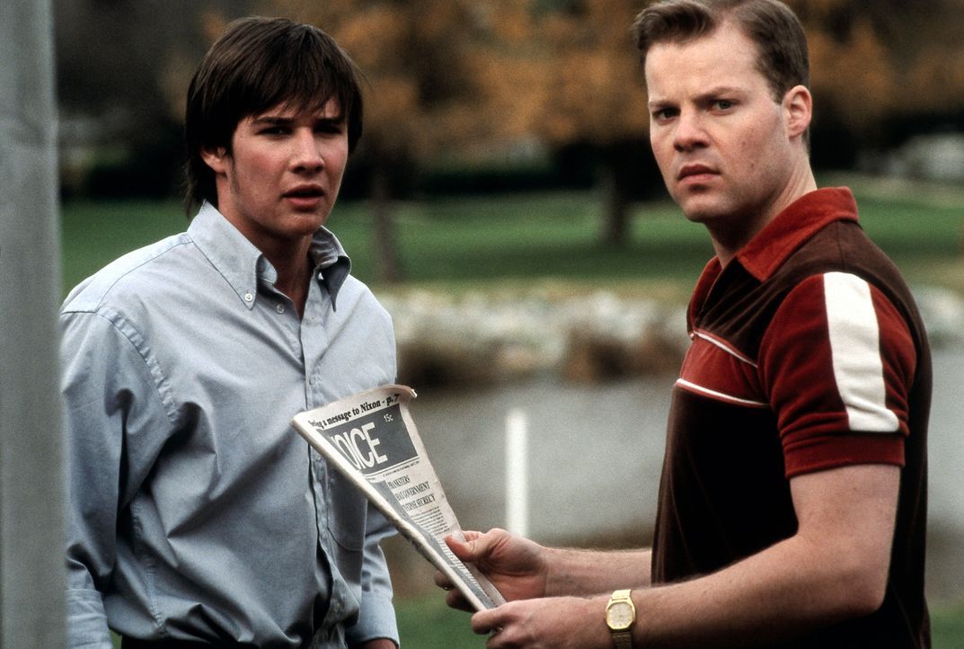1970: Owen Crawfords Söhne Eric (Andy Powers, r.) und Sam (Ryan Merriman, l.) treten in die wenig rühmlichen Fußstapfen ihres Vaters - und kommen... - Bildquelle: TM &   DREAMWORKS LLC.All Rights Reserved