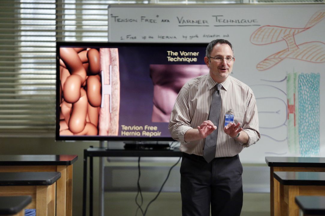 Soll den Ärzten eine neue, einheitliche Methode für einen Leistenbruch näher bringen: Dr. Nessbaum (Andy Milder) ... - Bildquelle: ABC Studios