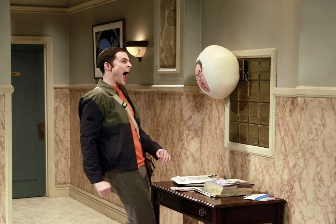 Geht einem Halloweenstreich auf den Leim: Sheldon (Jim Parsons) ... - Bildquelle: Warner Bros. Television