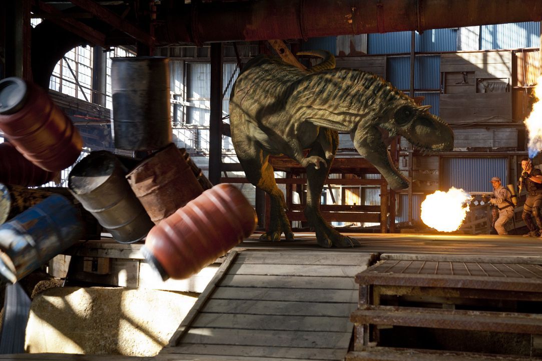 Während Connor zurück kehrt, schlägt für Evan (Niall Matter, r.) die Stunde der Wahrheit, als er dem Albertosaurus gegenüber tritt, der seine F... - Bildquelle: Anomaly Productions Ltd.