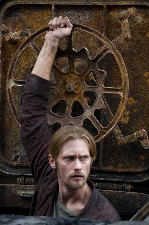 Regel 3: "Öffne niemals die Luke!" Während eine Virusepidemie weite Teile der Zivilisation dahingerafft hat, wartet Ray (Alexander Skarsgård) zusamm... - Bildquelle: 2015 Warner Bros.