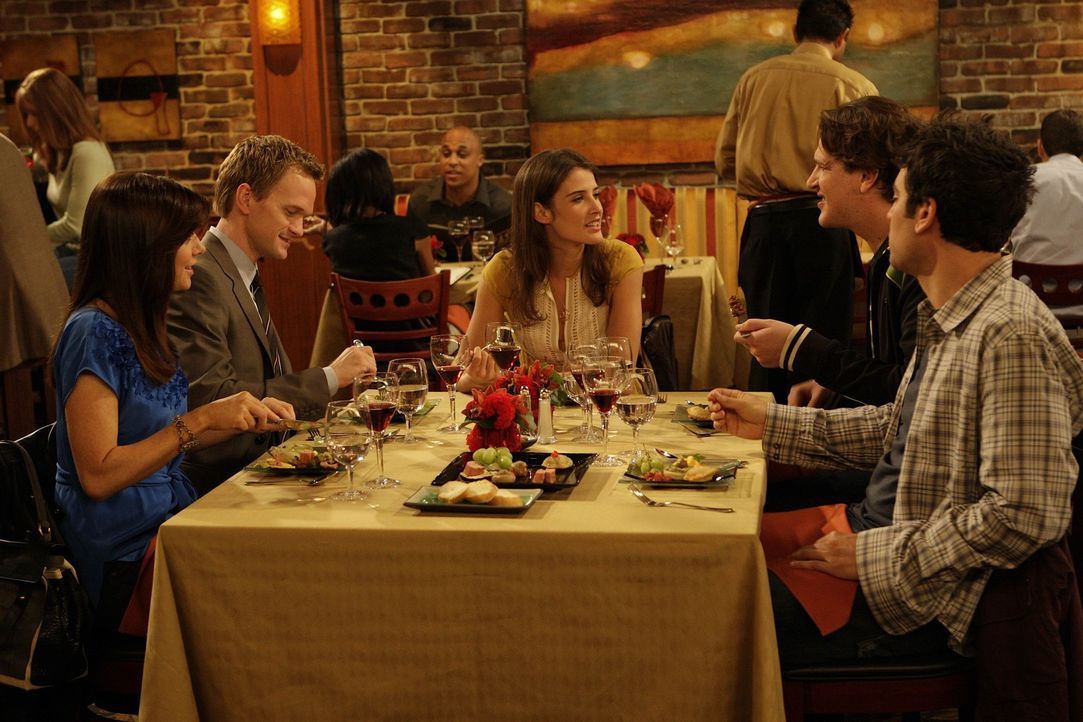 Während Ted (Josh Radnor, r.) den Abend mit Marshall (Jason Segel, 2.v.r.), Barney (Neil Patrick Harris, 2.v.l.), Lily (Alyson Hannigan, l.) und Ro... - Bildquelle: 20th Century Fox International Television