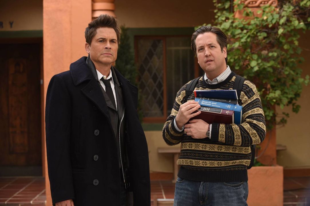 Todd (Steve Little, r.) möchte Dean (Rob Lowe, l.) bei seinen ersten Tagen an der Universität unterstützen, ausgerechnet zu dem Zeitpunkt, als die F... - Bildquelle: 2015-2016 Fox and its related entities.  All rights reserved.