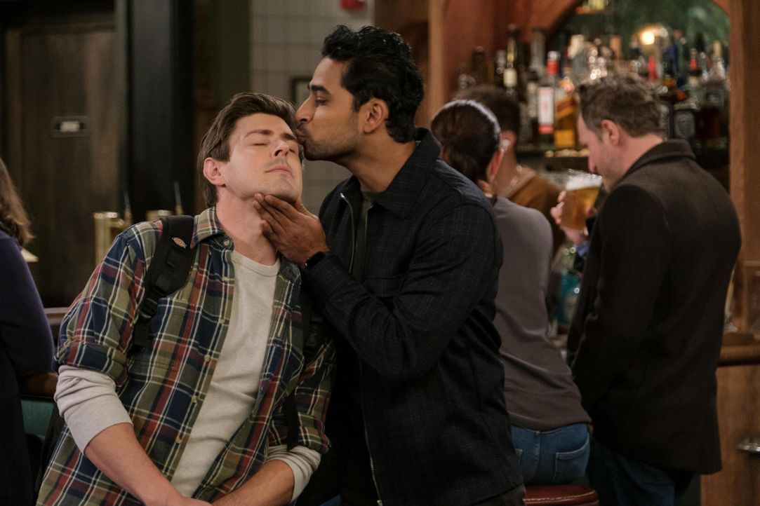 Jesse (Chris Lowell, l.); Sid (Suraj Sharma, r.) - Bildquelle: Patrick Wymore © 2022 Hulu, LLC / Patrick Wymore