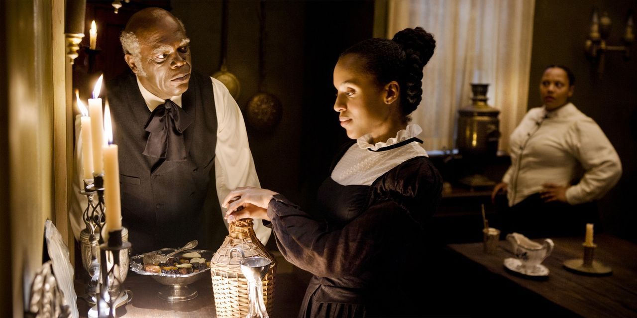 Candies rechte Hand, Hausdiener Stephen (Samuel L. Jackson, l.), ahnt, dass Broomhilda (Kerry Washington, r.) etwas im Schilde führt. Dies will er m... - Bildquelle: 2012 Columbia Pictures Industries, Inc.  All Rights Reserved.