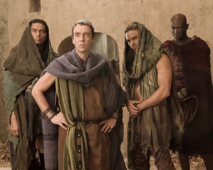 Für all das, was er ihm angetan hat, möchte sich Batiatus (John Hannah, 2.v.l.) mit Hilfe seiner Sklaven Gannicus (Dustin Clare, 2.v.r.), Barca (A... - Bildquelle: 2010 Starz Entertainment, LLC