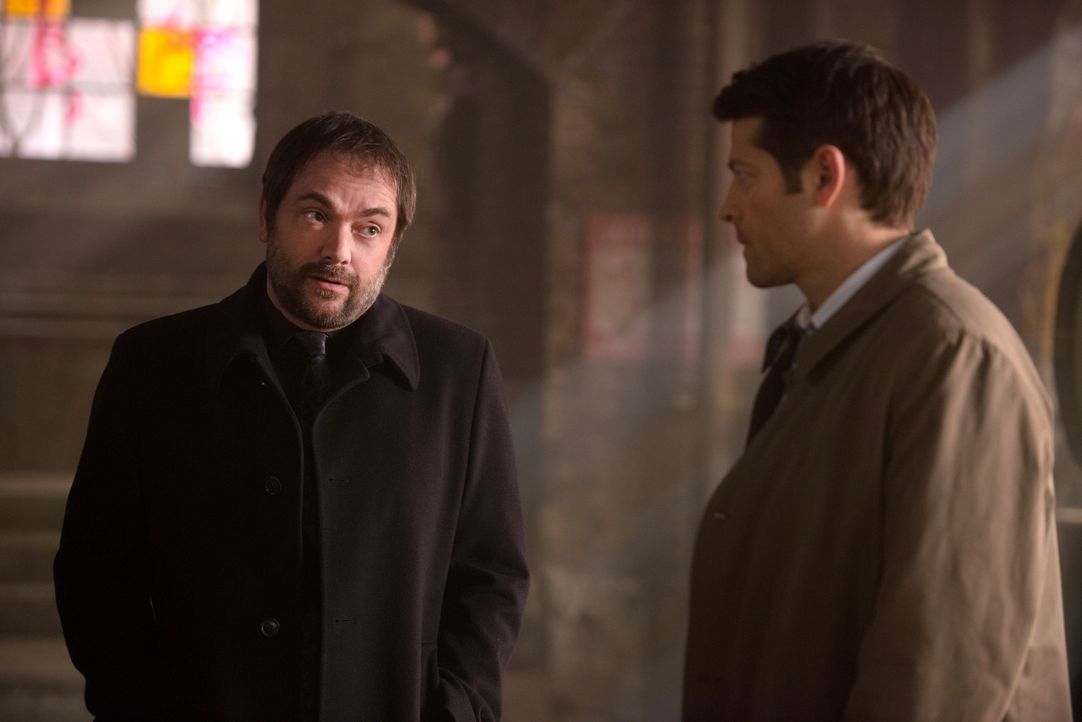 In seiner Verzweiflung sucht sogar Castiel (Misha Collins, r.) Rat und Hilfe bei Crowley (Mark Sheppard, l.), doch dieser ist seit dem Mordversuch v... - Bildquelle: 2016 Warner Brothers