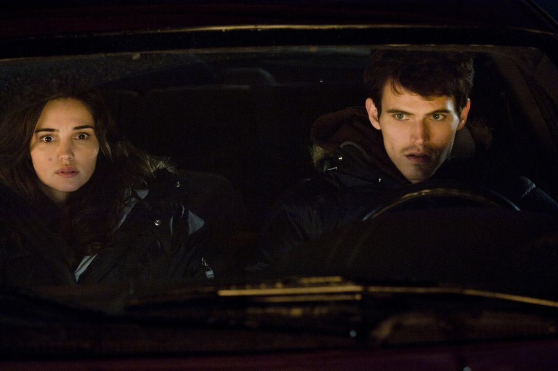 Als Shelby (Laura Breckenridge, l.) mit ihrem Freund Rob (Tad Hilgenbrinck, r.) nachts auf dem Highway unterwegs ist, machen sie Bekanntschaft mit e... - Bildquelle: 2009 Warner Bros.