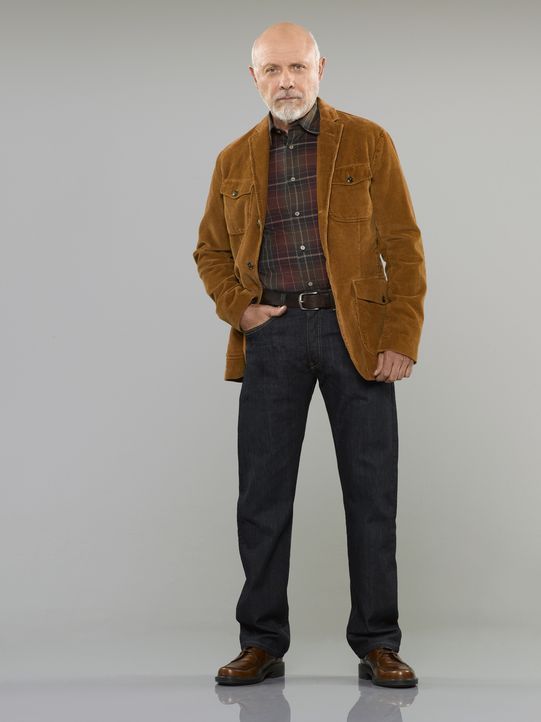 (3. Staffel) - Der Besitzer des Sport -und Waffenladens "Outdoor Man" Ed (Hector Elizondo) ist Mikes Chef und sorgt gerne mit der ein oder anderen k... - Bildquelle: 2011 Twentieth Century Fox Film Corporation