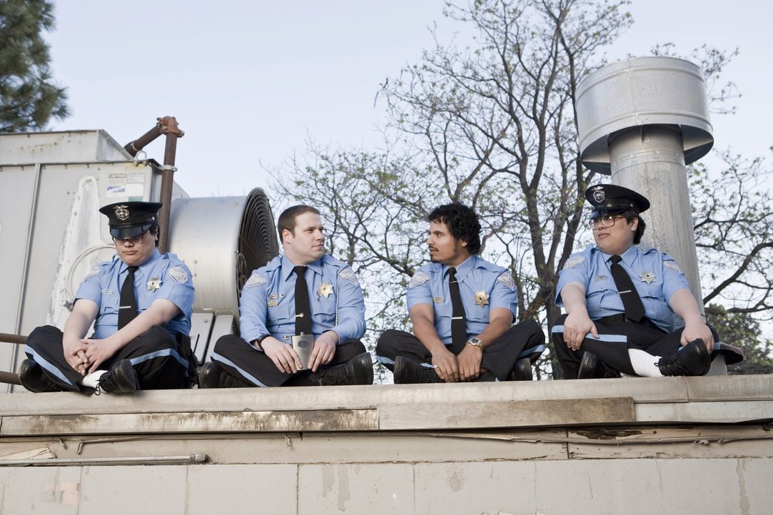 Während die Kaufhaus-Cops Dennis (Michael Peña, 2.v.r..), Matt (Matt Yuan, r.) und John (John Yuan, l.) mit ihrem Job ganz zufrieden sind, strebt... - Bildquelle: Warner Brothers