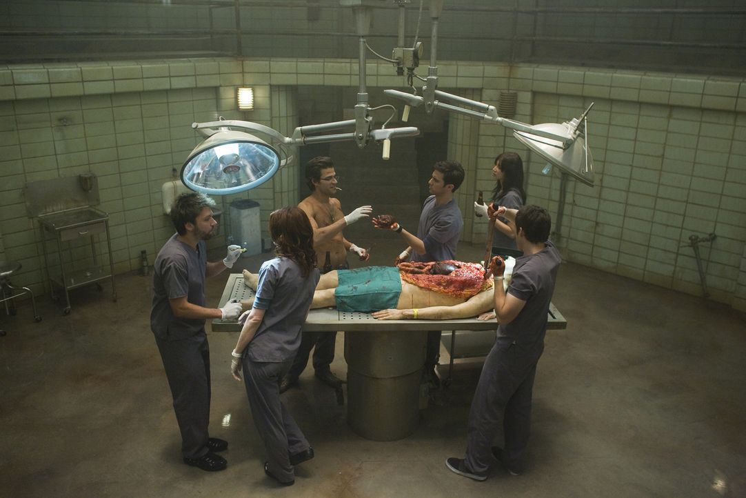 Ihr erstes Opfer in der Mache: (v.l.n.r.) die jungen Pathologen Jake (Michael Weston), Juliette (Lauren Lee Smith), Griffin (Johnny Whitworth), Ted... - Bildquelle: Saeed Adyani 2007 Lakeshore Entertainment, All Rights Reserved.