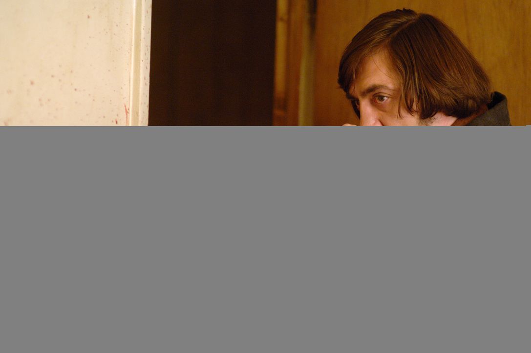 Ganz und gar tödlich: Killer Anton Chigurh (Javier Bardem) ... - Bildquelle: 2008 by PARAMOUNT VANTAGE, a Division of PARAMOUNT PICTURES, and MIRAMAX FILM CORP. All Rights Reserved.