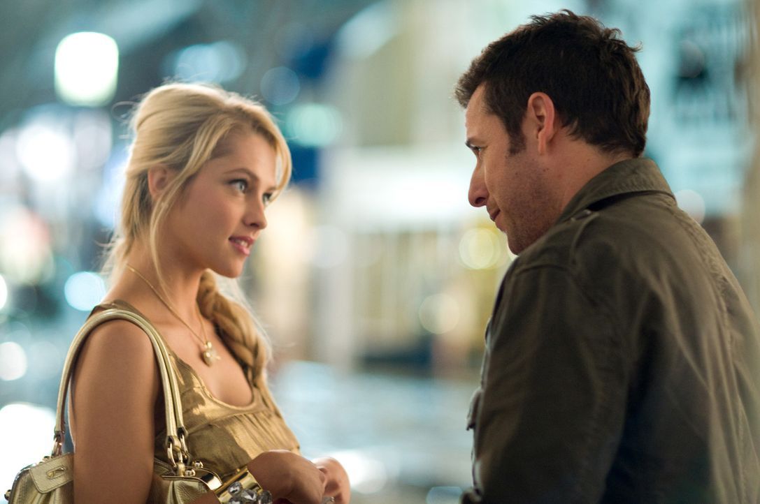 Als der Hausmeister Skeeter (Adam Sandler, r.) die Hotelerbin Violet (Teresa Palmer, l.) vor aufdringlichen Fotografen rettet, ist es um ihn gescheh... - Bildquelle: Disney